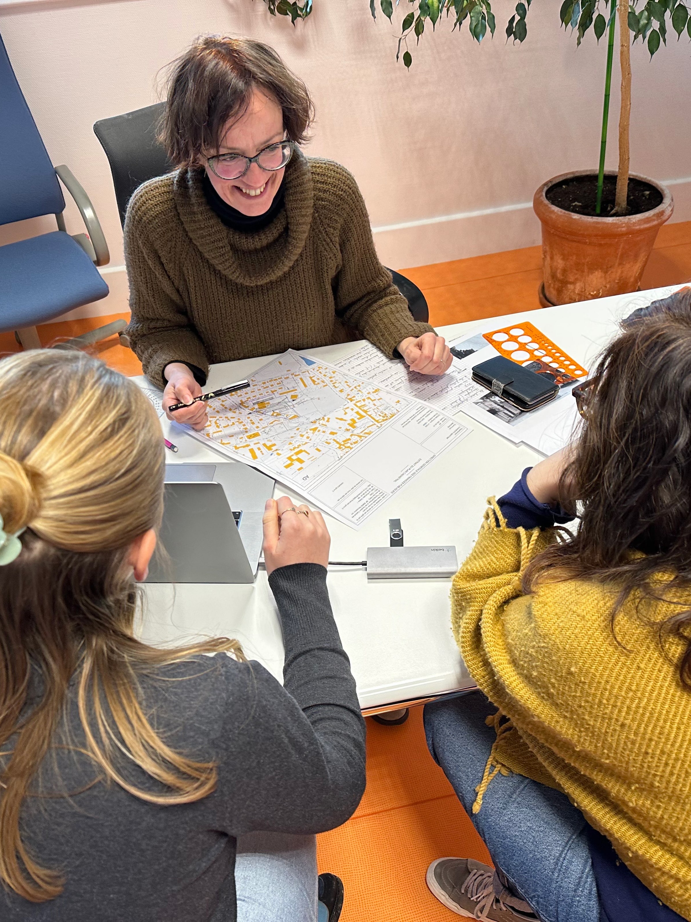 Séance de conseil architectural du CAUE 17 avec des particuliers autour d’un projet.