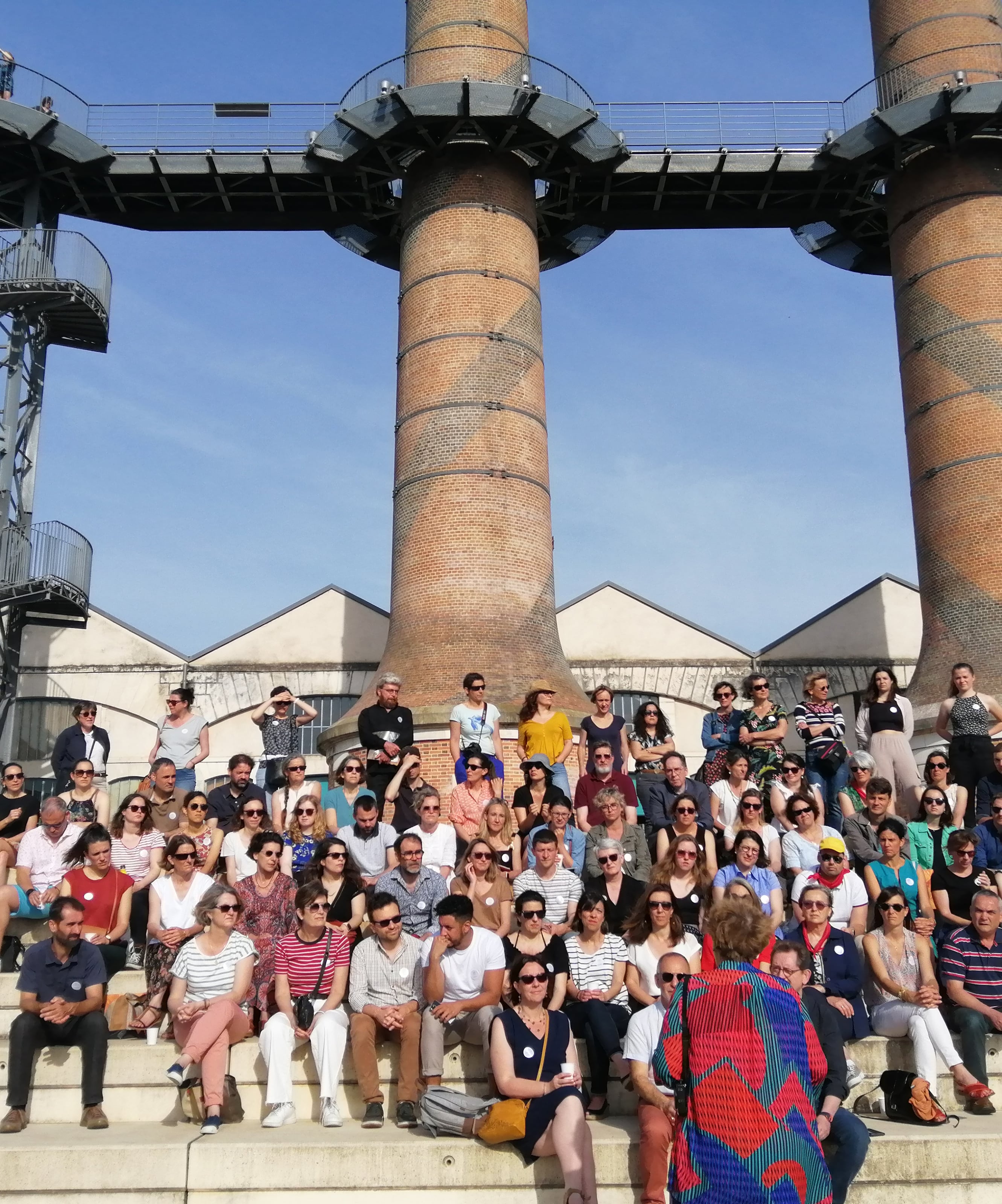 Groupe de participants réunis lors d’un événement collectif en extérieur.