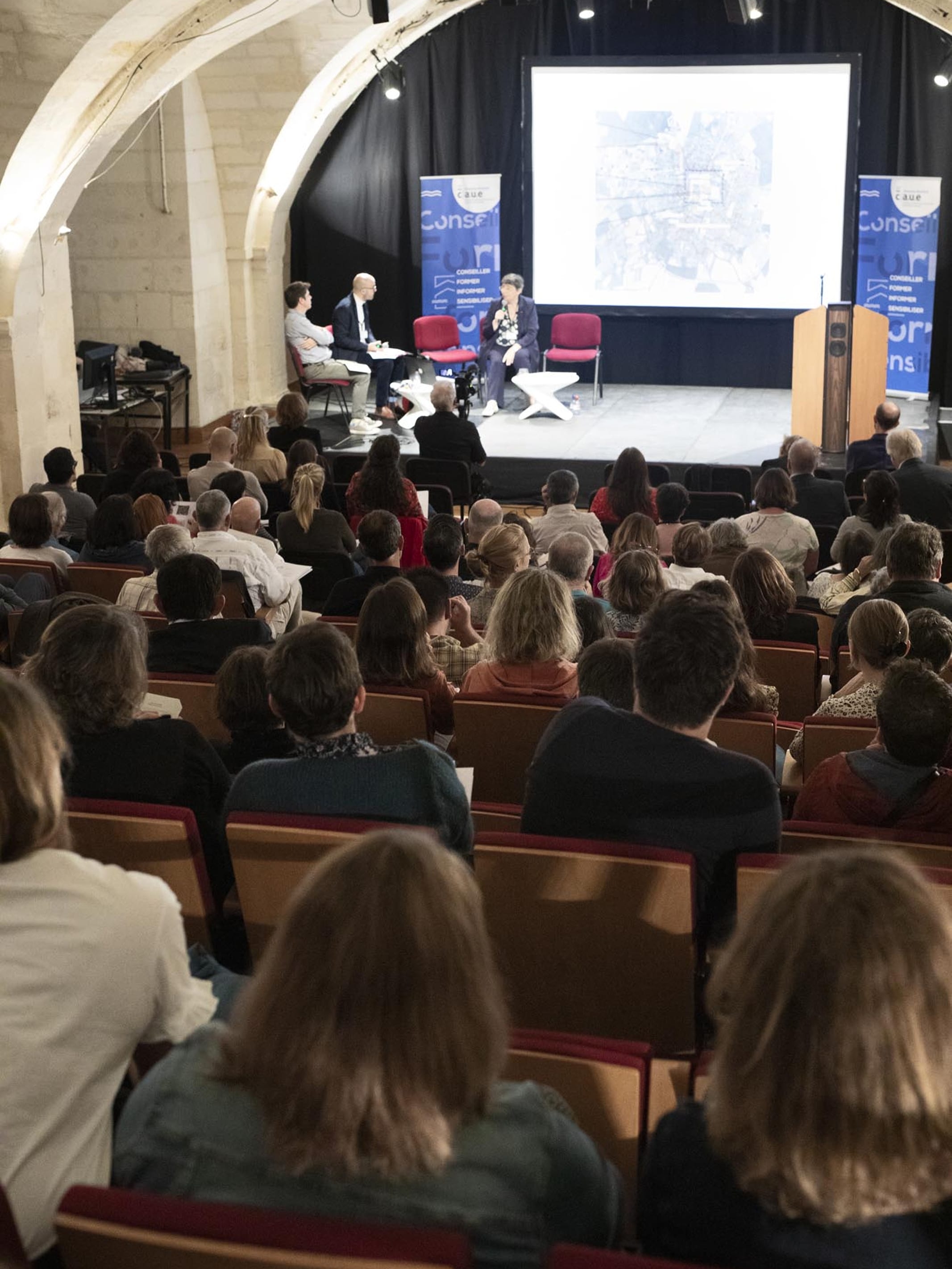 Table ronde professionnelle autour de l’architecture et du cadre de vie, organisée en salle.
