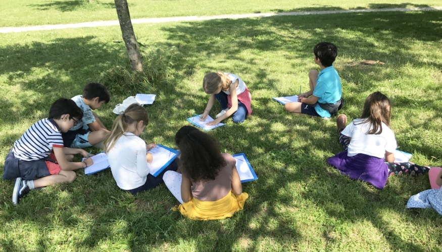 Atelier pédagogique en extérieur avec des enfants, autour de l’observation et du cadre de vie