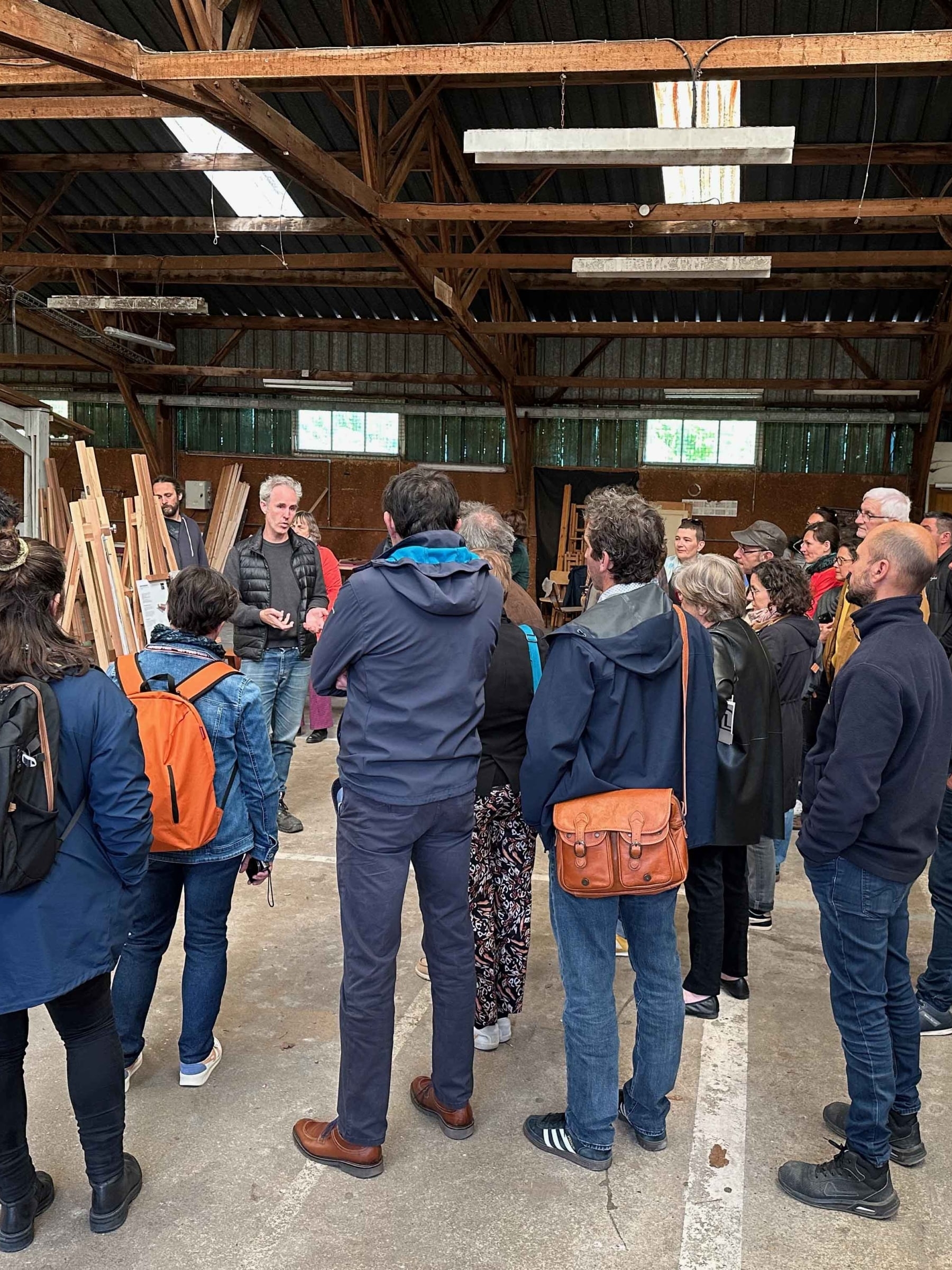 Groupe de professionnels lors d’une visite et d’échanges sur le réemploi dans la construction.