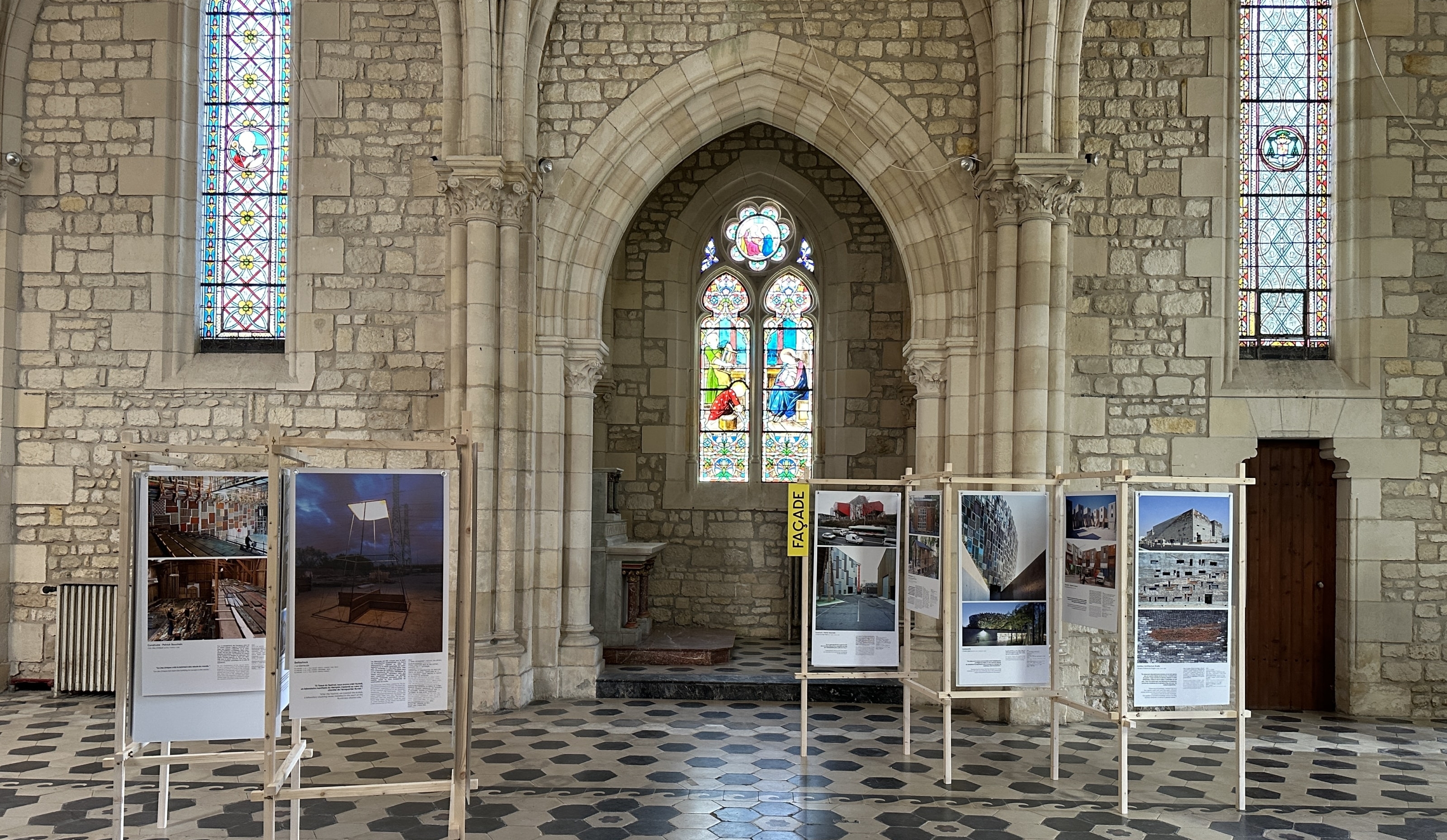 Exposition « Matière grise » présentée dans la chapelle de Saintes, avec panneaux et photographies.