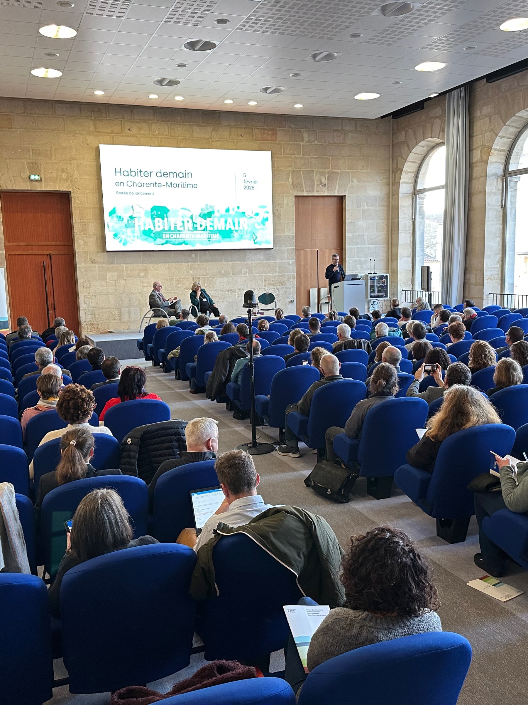 Conférence rassemblant des professionnels autour des enjeux de l’habitat et de l’aménagement.