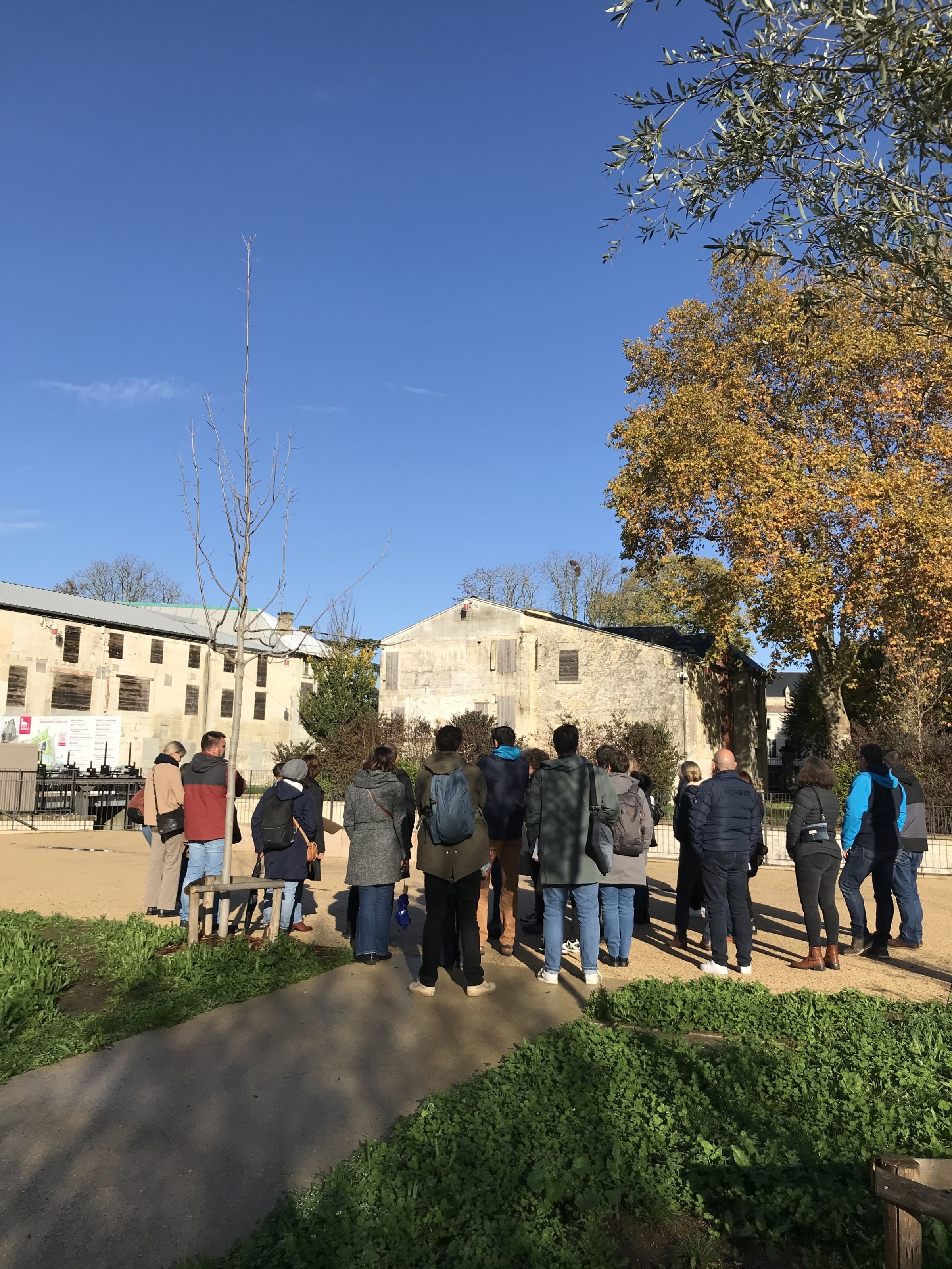 Visite commentée d’un site bâti ancien dans le cadre d’une réflexion sur la transformation des lieux.